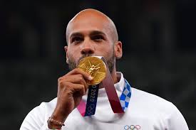 Mussolini si reca a votare non avevano diritto di voto le cittadine maggiorenni di sesso femminile. Nistbukxwyozlm