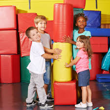 Beim hüpfen können sie so nicht zwischen matratze und bett rutschen. Polytex Matratzen Kinder Spielen Mit Schaumstoffbausteinen Schaumstoff Bausteine Bausteine Spiele Fur Kinder