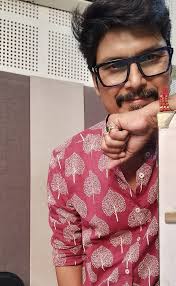 The Gypsy rover I met a Gypsy rover in his authentic caravan The two of us  held a conversation, he was an interesting man He told me all of his life  story