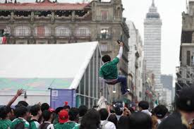 Toneladas de basura inundan Ciudad de México tras el triunfo de la selección