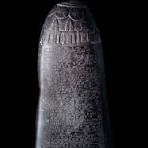Mésopotamie : kudurru en calcaire noir par le roi Marduk-sapik-zari  (1082-1070 av. J.-C.)