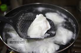 Tumis bawang merah, bumbu halus, pekak, kayumanis, sampai harum. Resep Gulai Telur Daun Mangkokan Just Try Taste