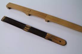Alat musik yang berasal dari sulawesi selatan ini terbuat dari kayu yang kemudian dipukul dengan stik kayu yang dilapisi kain sehingga suara yang saluang adalah alat musik asal sumatera barat yang dimainkan dengan cara ditiup. Karinding Wikipedia