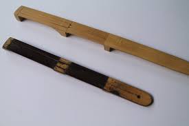 Idiofon (idiophone) adalah sebuah alat musik bedasarkan instrument yang sumber bunyinya berasal dari bahan dasar alat musik itu sendiri. Karinding Wikipedia