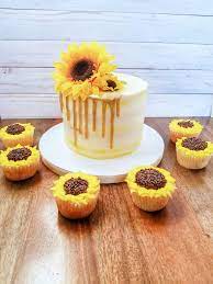 At publix, we see cakes as an invitation to share a special day with the people who mean the world to you. Gold Sunflower Drip Cake Sunflower Birthday Cakes Sunflower Cakes Yellow Birthday Cakes