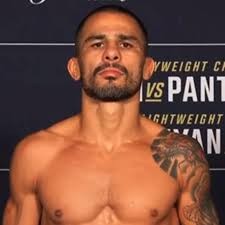 Alexandre Pantoja vence a balança e confirma disputa de título no UFC 331