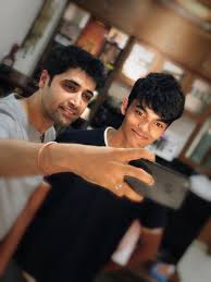 Adivi sesh sunny chandra (17 aralık 1985 doğumlu) hintli bir sinema oyuncusu, yönetmen ve senarist olup, ağırlıklı olarak telugu dil filmlerinde çalışmaktadır. Adivi Sesh Sur Twitter Spent A Day With This Handsome Guy Akira He Loved Evaru So Much I Was Flattered We Just Hung Out And Had Lunch N Talked About Life