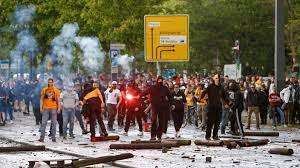 Anhänger von dynamo dresden und die polizei stehen sich gegenüber. Dynamo Dresden Routine Im Zerstoren Schoner Tage Sport Sz De
