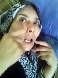 Annesinin suyuna hap atıp patlamasını izleyen çocuk