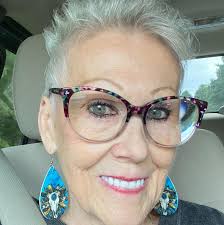 Does anyone live in the Hillside Village Apartments and does it really go  based