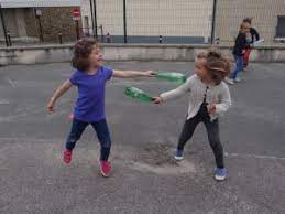Technique de l'escrime il existe des gestes techniques bien spécifiques à chaque arme, mais il y a des techniques communes aux trois spécialités, et dont la bonne maîtrise constitue une part essentielle dans la progression. Escrime Bouteille Ecole Saint Etienne Suce Sur Erdre