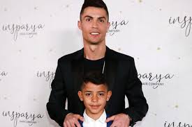 Just like any other massive social media star, @minicristianoronaldo2010 only follows five special people including his father, his father's girlfriend georgina, his grandmother and the juventus football club. Cristiano Ronaldo Sein Sohn 9 Hat Eigenen Instagram Account Gala De