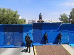 En la glorieta del norte de la ciudad de tunja, en donde se bifurcan las vías para sogamoso y bucaramanga, se localiza el monumento a la raza indígena, con el cual se recuerda el ante ello, el zaque siempre hizo resistencia de silencio, pues rara vez respondía a las preguntas que le hacían. Pie De Pagina On Twitter Almomento Policia De La Cdmx Resguarda Con Vallas El Monumento A Cristobal Colon En Buenavista En El Dia De La Resistencia Indigena 12deoctubre El Sabado Retiraron La