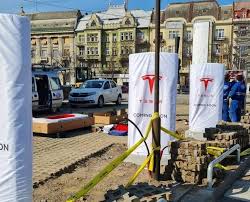 Pentru acest an, sunt asteptate statii de incarcare electrice in romania de putere foarte mare, 150 kw, comparativ cu ce exista in prezent, adica 50 kw. Gigantul Tesla Deschide Prima StaÈ›ie De IncÄƒrcare Pentru MaÈ™ini Electrice Din Romania La TimiÈ™oara