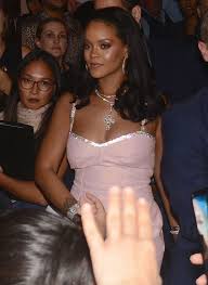 Un puñado de espárragos de ibiza. Rihanna At A Sephora Store In Sydney 10 03 2018 Hawtcelebs