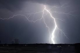 Lokaal onweer met zware regenval, hagelbuien, rukwinden of blikseminslagen kan voor overlast of schade zorgen. Laat Je Vandaag Niet Overvallen Door Pittig Onweer Weerplaza Nl