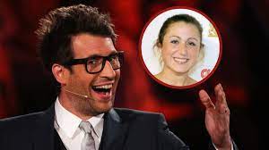 Spätestens seit er dirk bach bei ich bin ein star, holt mich hier raus beerbt hat, kennt ihn jeder: Daniel Hartwich Als Privatmann Weshalb Schirmt Er Seine Freundin Hannah Rigoros Ab News De