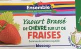 Yaourt Brassé De Chevre Sur Lit De Fraise