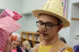 Bald Eagles fly past Bellwood
