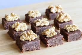 Carres Dattes Chocolat Et Noix De Grenoble Sb N Devient La Ferme D Alice Recette Dattes Dattes Gateau Aux Dattes