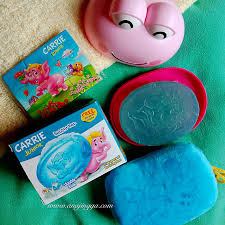 Lebih menarik sabun buku mandian baru nie datang dengan hiasan imej 3d carrie yang timbul dipermukaan sabun dan ada tiga pilihan warna terang dan menarik iaitu merah jambu, hijau dan biru sesuai dengan setiap variannya. Carrie Junior Bubbly Bar Sabun Mandi Buku Khas Buat Kanak Kanak