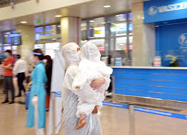 Bước đầu cơ quan chức năng xác định, nhân viên sân bay tân sơn nhất nghi nhiễm là nhân viên xếp hành lý, điều phối hàng trên máy bay, không tiếp xúc hành khách. Dkye2h1exrgpym