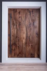 Ceres Porte D Entree Massive Sur Pivot Atelierbertoli Design Production Deco Maison De Campagne Portes Porte Interieur Bois