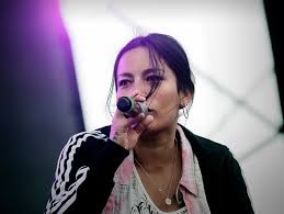 Sólo por vive de vtr. Anita Tijoux Y Denuncia Por Violencia Contra Tea Time La Iris Queda Impregnada Con La Imagen De Un Rostro Deformado