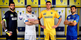 I giocatori del cosenza reagirono incivilmente al gol scontrandosi con la . Maglie Frosinone 2017 2018 Le Novita Presentate Da Legea