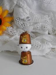 Noel Petit Bonhomme Porte Nom Marron Caramel En Capsules Nespresso Et Bonhomme De Neige Dore Noel Loisirs Creatifs De Noel Bricolage Noel