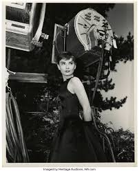 Bogart ve holden long island'da yaşayan oldukça zengin larrabee kardeşleri canlandırıyor. Audrey Hepburn In Sabrina Paramount 1954 Still 8 X 10 Lot 85411 Heritage Auctions