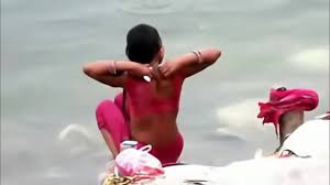 Indian woman bathing in ganges river backless open - PORNORAMA.COM