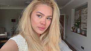 Mia Walton's Instagram, Twitter & Facebook