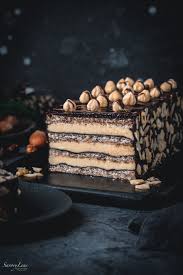 Auf den tisch kommt ein echter klassiker: Haselnuss Dacquoise Mit Lebkuchen Ganache Savorylens