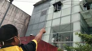 Sepatu safety atau safety shoes adalah sepatu yang khusus diperuntukkan untuk perlindungan kaki di area proyek berbahaya. Depresi Pasien Rumah Sakit Di Purwokerto Terjun Dari Lantai 3 Okezone News