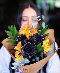 Halloween na Por Onde Flor 🌑🎃💐 Rosas diferentes e irreverentes para  aquela pessoa especial que não é nada tradicional! Trouxemos uma composição  única para celebrar essa data tão peculiar! 🖤✨️ Combinação de