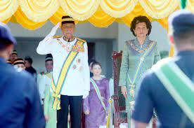 Tunku sarafuddin badlishah ibni sultan sallehuddin (2 mart 1967 doğumlu) kedah'ın şu anki raja muda'sıdır (veliaht prens). Tunku Sallehuddin Sultan Badlishah Named As The New Sultan Of Kedah News Rojak Daily