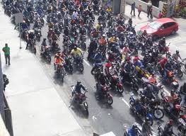 Ante la falta de objetividad y verdad de los medios de comunicación somos una. Colectivos De Maduro Amenazan Al Pueblo Con Invasiones A Sus Hogares Video Venezuela Al Dia