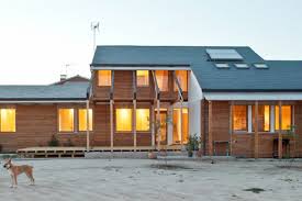 A diferencia de las casas tradicionales, las casas de hormigón pueden ser construidas en torno a 7 meses. Por Que Es Una Buena Idea Comprar Una Casa Prefabricada De Madera Arquitecturademadera Madera Y Construccion