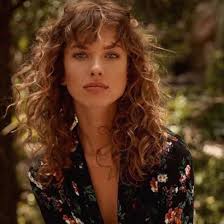 Coupe cheveux longs frange felysia. 5 Trucs Qu On Ne Peut Faire Qu Avec Des Boucles Chosen