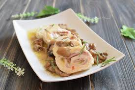 I funghi sono diversi e tutti saporitissimi, basta sceglierli freschi ed abbinarli ad ingredienti semplici e genuini. Rotolo Di Pollo Con Funghi Le Ricette Di Francesca