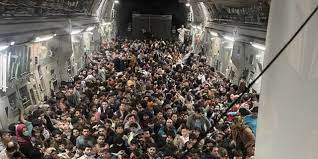 8月15日から16日にかけて、アフガニスタンのハミド・カルザイ国際空港（カブール空港）で起きた 混乱 で少なくとも10人が死亡したと、現地テレビ局の「 toloニュース 」が報じた。 Dlx1evzhnwu7ym