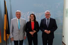 Jelentősen megdobja novák katalin miniszterré való kinevezése a családi kassza bevételeit. Novak Katalin Csalad Es Ifjusagugyert Felelos Allamtitkar Stuttgarti Latogatasa Magyarorszag Fokonzulatusa Stuttgart