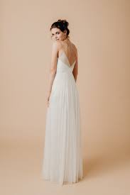 Die modelle der bekannten designer überzeugen mit atemberaubenden schnitten und optimalem tragekomfort. Kisui Oui Bridal Fashion For The Vintage Inspired Bride Simple Bridalgown Enny With Spaghetti Straps Pic By Zuzu Birkhof Brautmode Tango Kleider Kisui