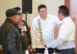 En un hecho histórico, el gobernador Salomón Jara Cruz y el secretario de  Gobierno, Jesús Romero, recibieron de manos de autoridades municipales y  comunales de San Vicente Coatlán, la Carta de Intención