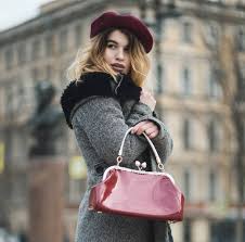 Te imbraci in trening, te incalti cu adidasii cei mai comozi si mergi unde ai de mers, naturala (fara machiarj) si comod imbracata. Garderoba CapsulÄ Pentru IarnÄ Ce Trebuie SÄ ConÈinÄ