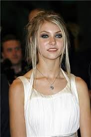 A jennifer humphrey começou o seriado sendo a menina novinha e meiguinha, que deseja se ficar amiga das meninas mais velhas. Taylor Momsen Shows Off Sultry Cat Eyes In Seventeen Magazine