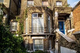 Check spelling or type a new query. Londres Royaume Uni Avril 13 Maison Anglaise Avec Blancs Rideaux De Dentelle Aux Fenetres Et Porte Bleue Banque D Images Et Photos Libres De Droits Image 53488133