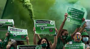 Personas partidarias del derecho al aborto celebran en buenos aires el miércoles, después de que argentina se convirtiera en la mayor nación de américa latina en legalizar el aborto.credit.sarah. Thivbr4m3scy9m