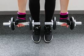 Sie zeigt dir die besten fitnessübungen mit kurzhanteln. Kurzhanteltraining Fur Frauen Einfaches Training Fur Zu Hause Fashionladyloves